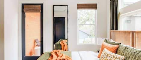 10 habitaciones, escritorio y tabla de planchar con plancha