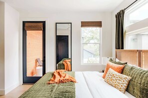 10 Schlafzimmer, Schreibtisch, Bügeleisen/Bügelbrett, Reisekinderbett