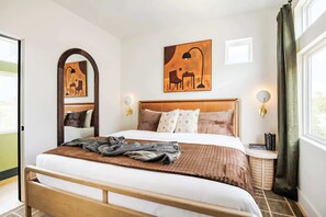 10 Schlafzimmer, Schreibtisch, Bügeleisen/Bügelbrett, Reisekinderbett