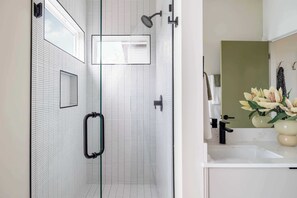 Dusche, Haartrockner, Handtücher, Shampoo