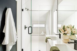 Unclassified image, 3 of 31, button