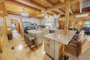 Fridge, microwave, oven, stovetop - Ellijay Family Retreat - The Lodge (Ellijay)