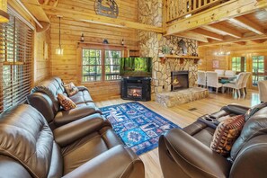 TV, fireplace, video games, books - Ellijay Family Retreat - The Lodge (Ellijay)