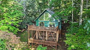 A wooden cabin with a balcony, surrounded by dense forest. - Above It All Cabin - Mountain Views (Murphy)