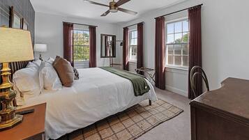 4 quartos, escrivaninha, ferros/tábuas de passar roupa