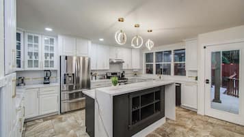 Frigorífico, microondas, horno y placa de cocina