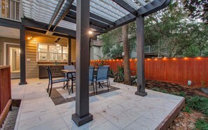 Outdoor dining - 5BD/3BA Stylish Home w Game Room, Backyard, Pool (Spring)
