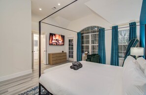 5 bedrooms, iron/ironing board, WiFi, bed sheets