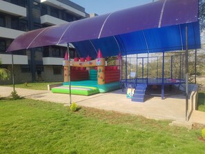 Área de juegos infantiles al aire libre