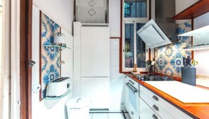 ثلاجة، ميكروويف، فرن، غسالة أطباق