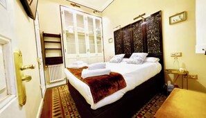 4 عدّة غرف نوم ومكتب ومكواة/لوح كي وسرير سفر