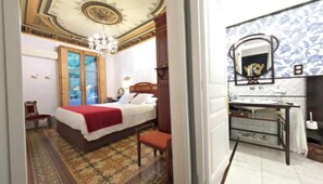 4 bedrooms, desk, iron/ironing board, travel crib