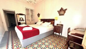 4 habitaciones, escritorio y tabla de planchar con plancha