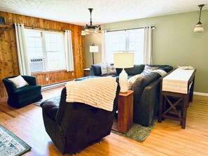 Smart TV, books - Updated riverside home in Rowlesburg, WV. Pet-friendly! (Rowlesburg)