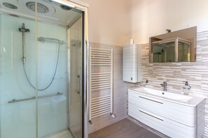 Dusche, Haartrockner, Bidet, Handtücher
