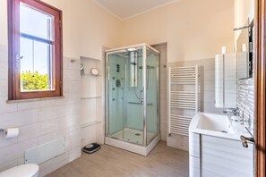 Regadera, secadora de cabello, bidet, toallas 