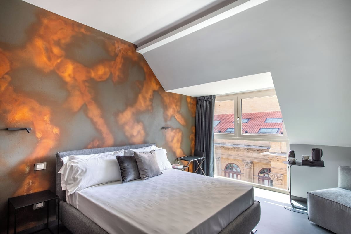 Standard Townhome, 1 Queen Bed, City View | Minibar, in-room safe, free WiFi