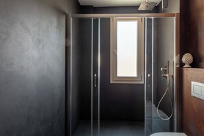 Basic Townhome, 1 Queen Bed | Bathroom | Shower, hair dryer, towels, soap - Massimo Foyer 53 by Wonderful Italy (Palermo)