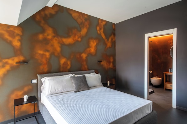 Classic Townhome, 1 Queen Bed, City View | Minibar, in-room safe, free WiFi