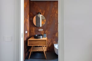Comfort Townhome, 1 Queen Bed | Bathroom | Shower, hair dryer, towels, soap