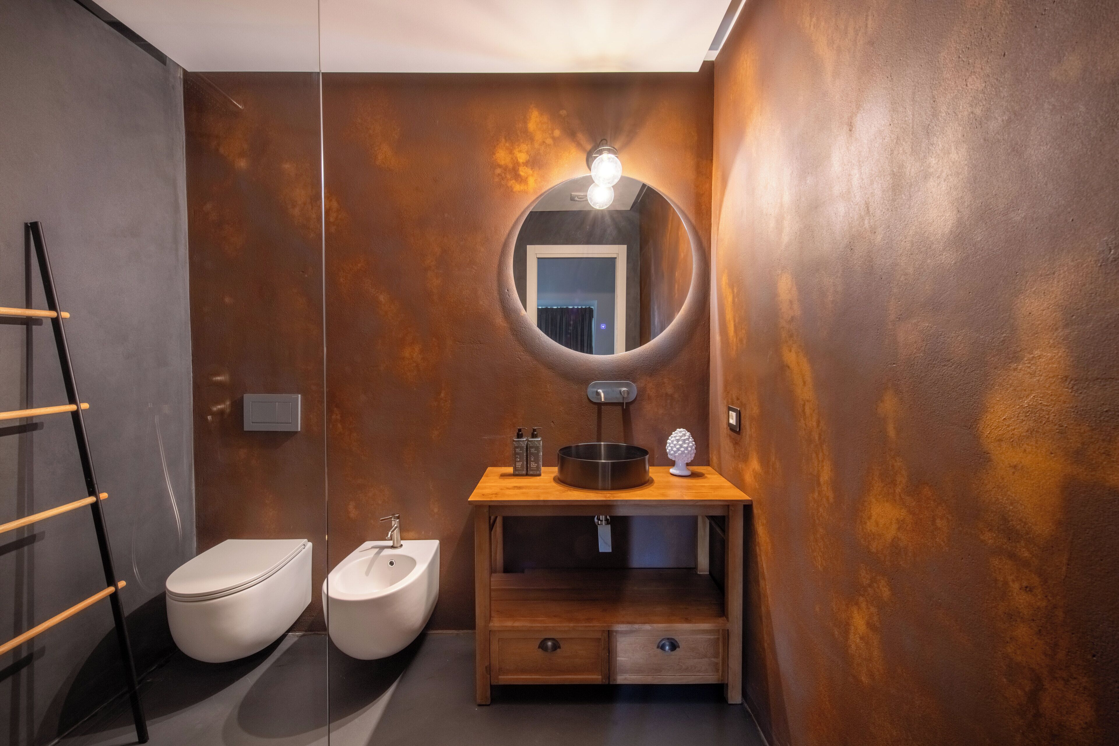 Classic Townhome, 1 Queen Bed, City View | Bathroom | Shower, hair dryer, towels, soap