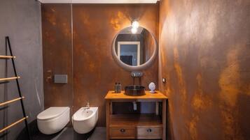 Classic Townhome, 1 Queen Bed, City View | Bathroom | Shower, hair dryer, towels, soap