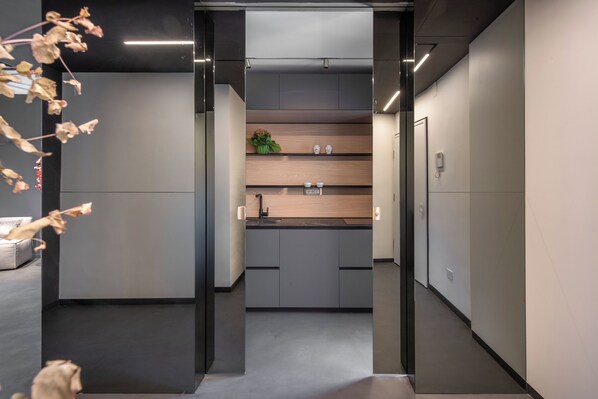 Espresso maker, electric kettle