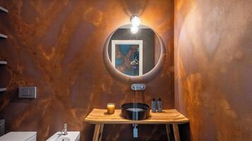 Townhouse Standar, 1 Tempat Tidur Queen, pemandangan kota | Kamar mandi | Shower, pengering rambut, handuk, dan sabun