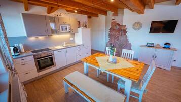 Frigorifero, microonde, forno, piano cottura