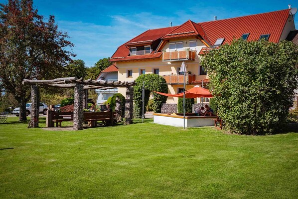 Property grounds - Apartment 'Rose' with Mountain View, Shared Pool and Wi-Fi (Freiamt)