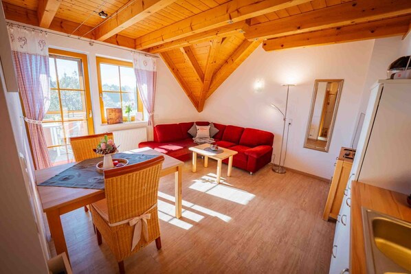TV, table tennis - Apartment 'Rose' with Mountain View, Shared Pool and Wi-Fi (Freiamt)
