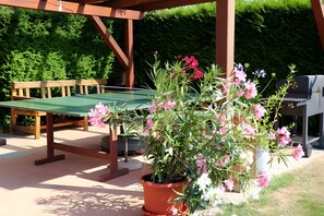 Outdoor dining - Apartment 'Rose' with Mountain View, Shared Pool and Wi-Fi (Freiamt)