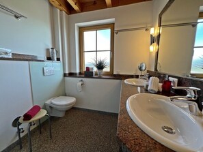 Dusch, hårtork och handdukar