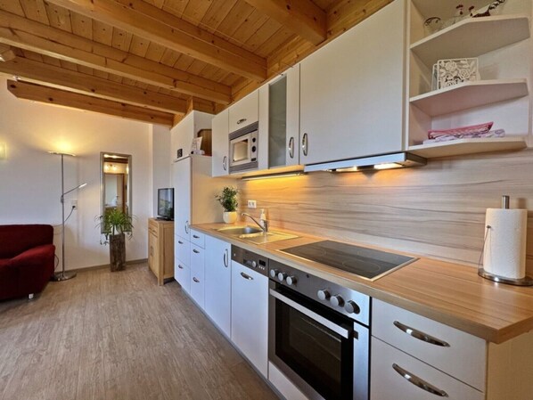 Frigorifero, microonde, forno, piano cottura