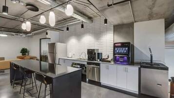 Kühlschrank, Mikrowelle, Herdplatte, Geschirrspüler