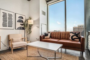 TV, offices - Boulevard Stays Highrise STU Sky Pool, Parking, Gym 29 (Phoenix)