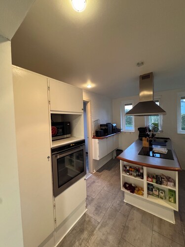 The Sunflower: 7BR, 3BA Retreat w/ Garden & Parking in Munkebo