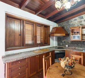Microondas, horno y placa de cocina
