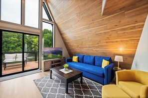 TV - ~ #5 ~ New ~ On the Water ~ @ Oasis Retreat ~ EV Charger ~ Kayaks ~ WIFI ~ (Sevierville)