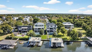 Zona residencial con casas modernas, piscina y barcos amarrados.