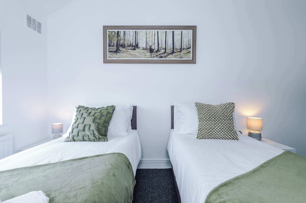 3 habitaciones, tabla de planchar con plancha, wifi y ropa de cama