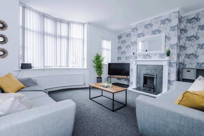 TV, fireplace, offices - Spacious 3 Bed House, Close to Crewe Station (Crewe)