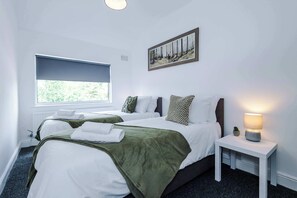 3 bedrooms, iron/ironing board, WiFi, bed sheets - Spacious 3 Bed House, Close to Crewe Station (Crewe)