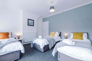 3 bedrooms, iron/ironing board, WiFi, bed sheets - Spacious 3 Bed House, Close to Crewe Station (Crewe)