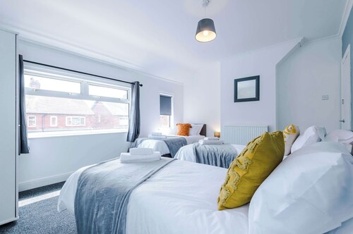 Spacious 3 Bed House, Close to Crewe Station