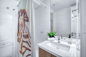 Shower, hair dryer, towels - Executive Park w/Private Gym, Office & City View (Las Condes)