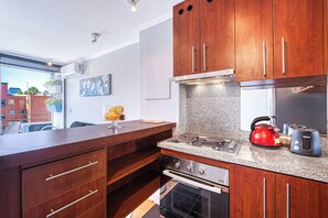 Fridge, microwave, oven, electric kettle - Grey Mist Apartment (Providencia)