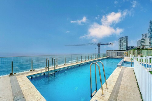 Infinite Coast 2BR with pool, gym & free parking