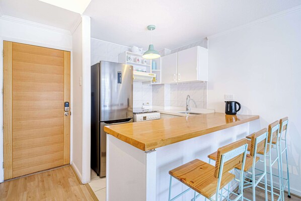 ثلاجة، ميكروويف، فرن، محمصة خبز