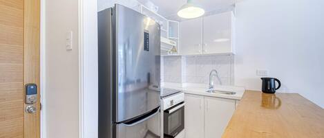 Køleskab, mikrobølgeovn, ovn, brødrister